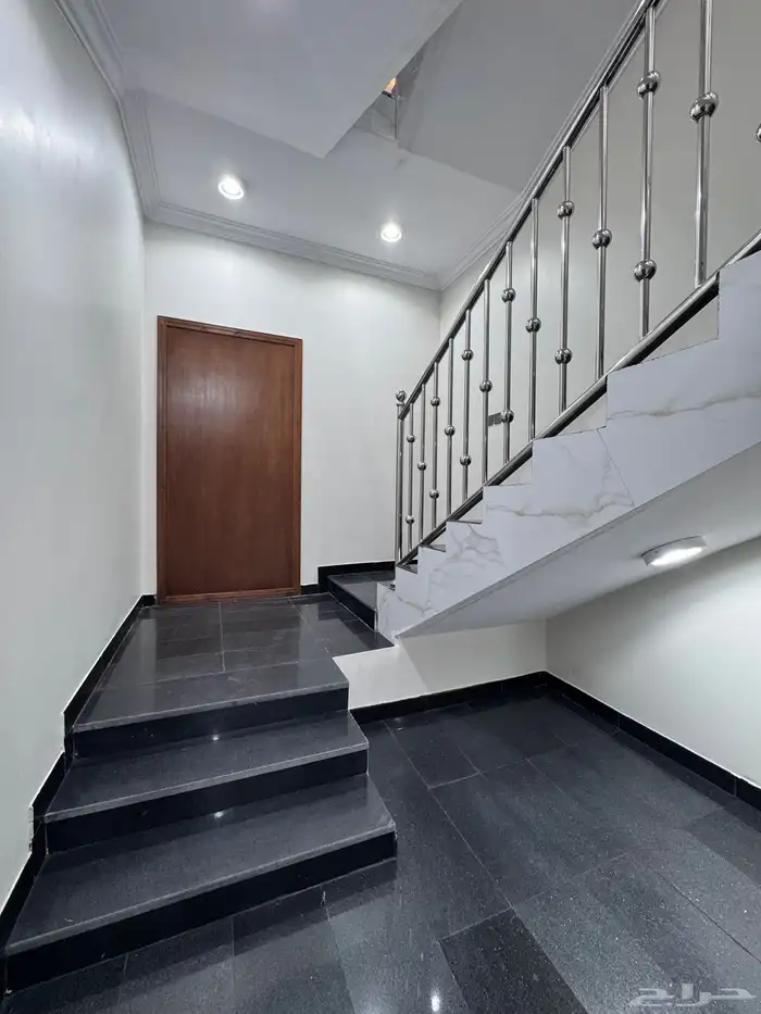 للبيع روف علوى بمدخل سياره مساحه كبيره بالخميس 5