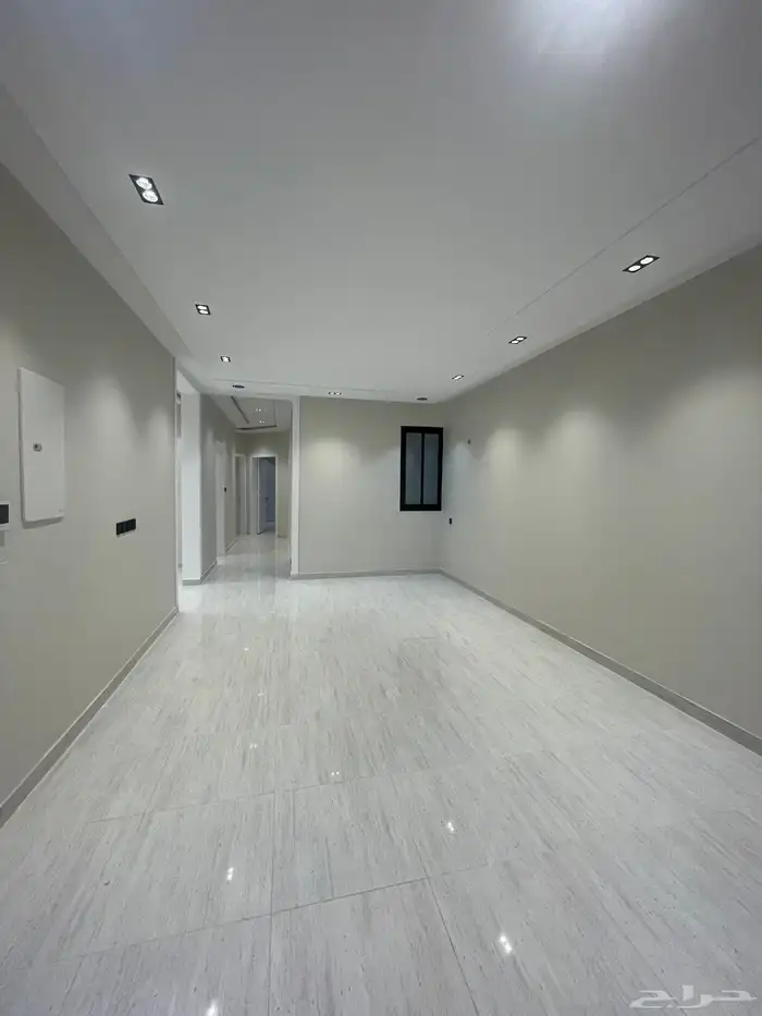 للبيع شقه روف دور ثاني وملحق كبير بالقرب من نادي ضمك 4