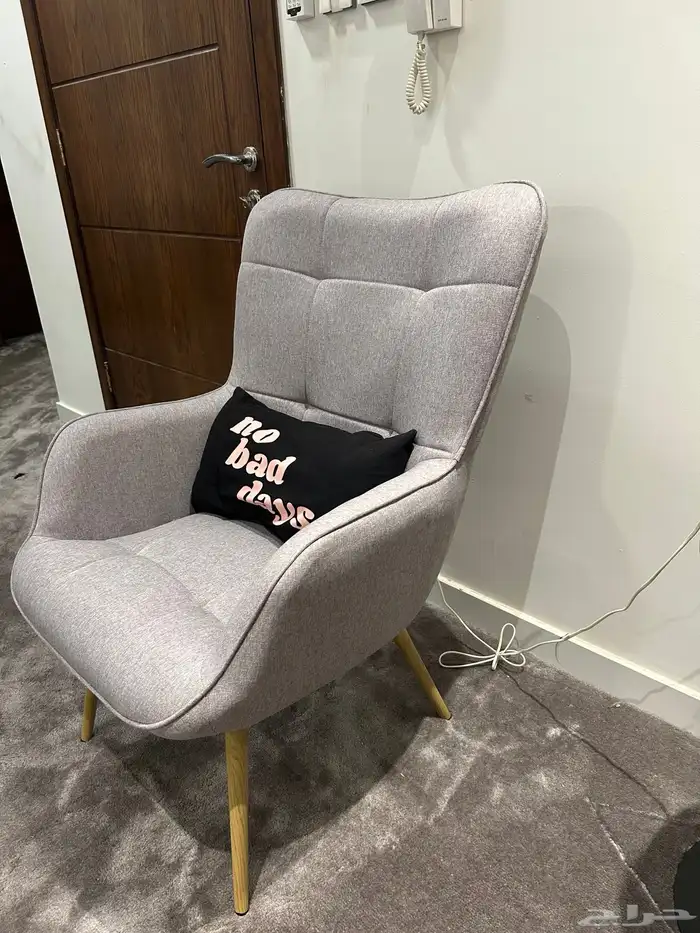 كرسي جانبي جديد مع مخدة للبيع المستعجل 1