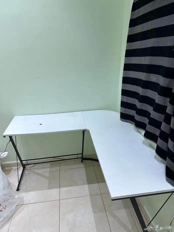 طاوله حرف L نظيفه 0