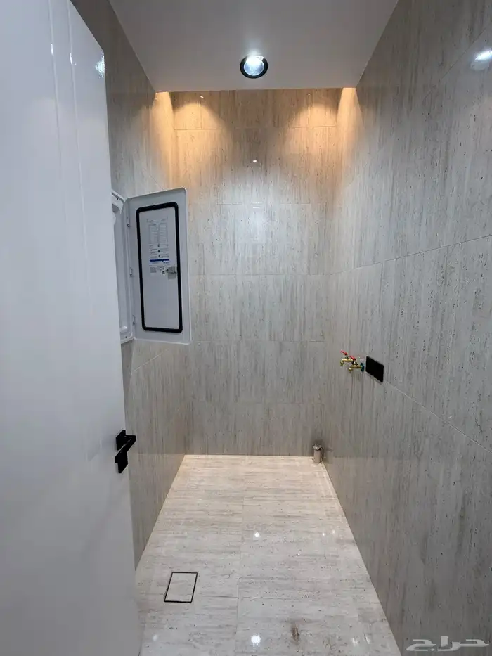 للبيع شقق علويه وارضيه بسعر صيدة بدرة الموسي ع برحه مسجد 9