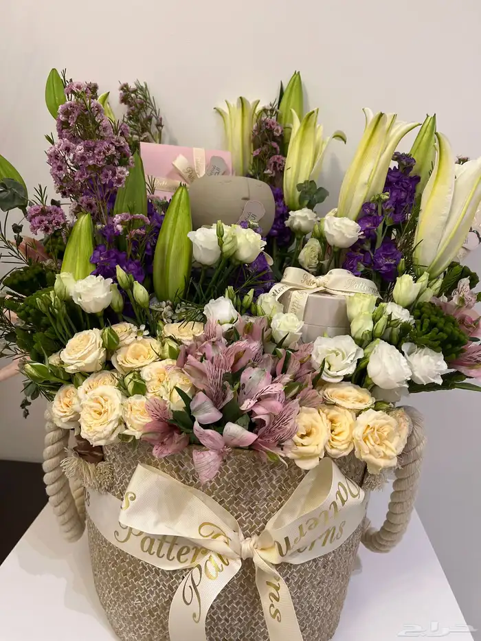 باقة ورد من محل patterns كبيرة وجميلة وفخمة بها تحف 0