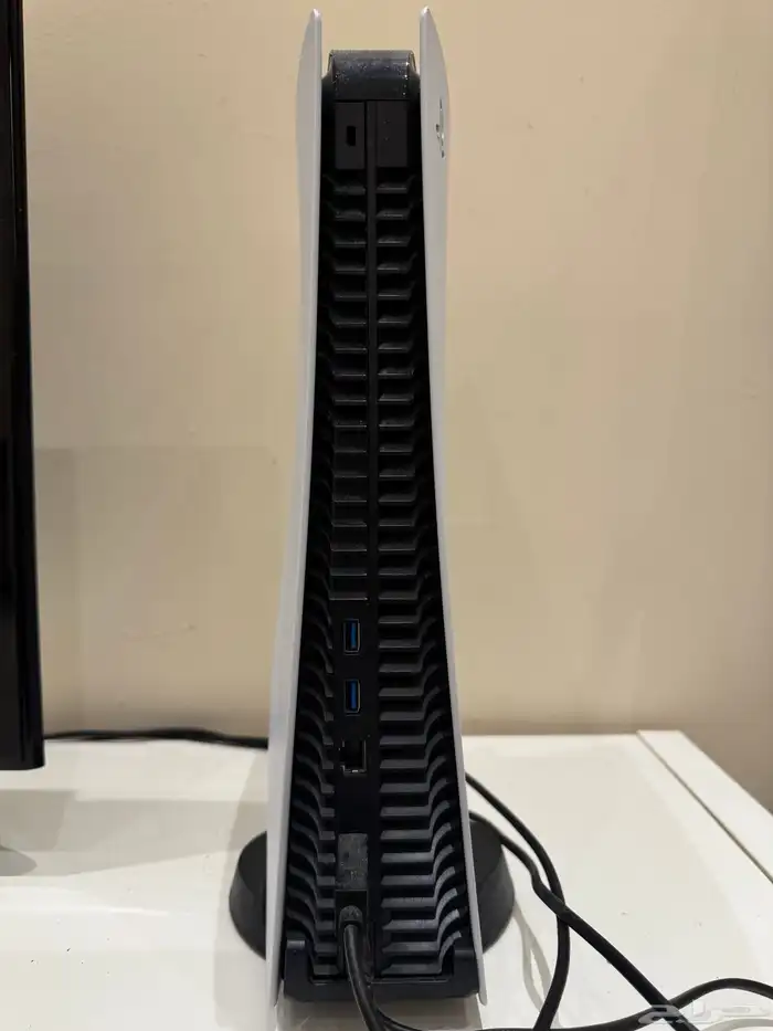 سوني 5   بلايستيشن 5 نظييف  مع اغراض زياده 2