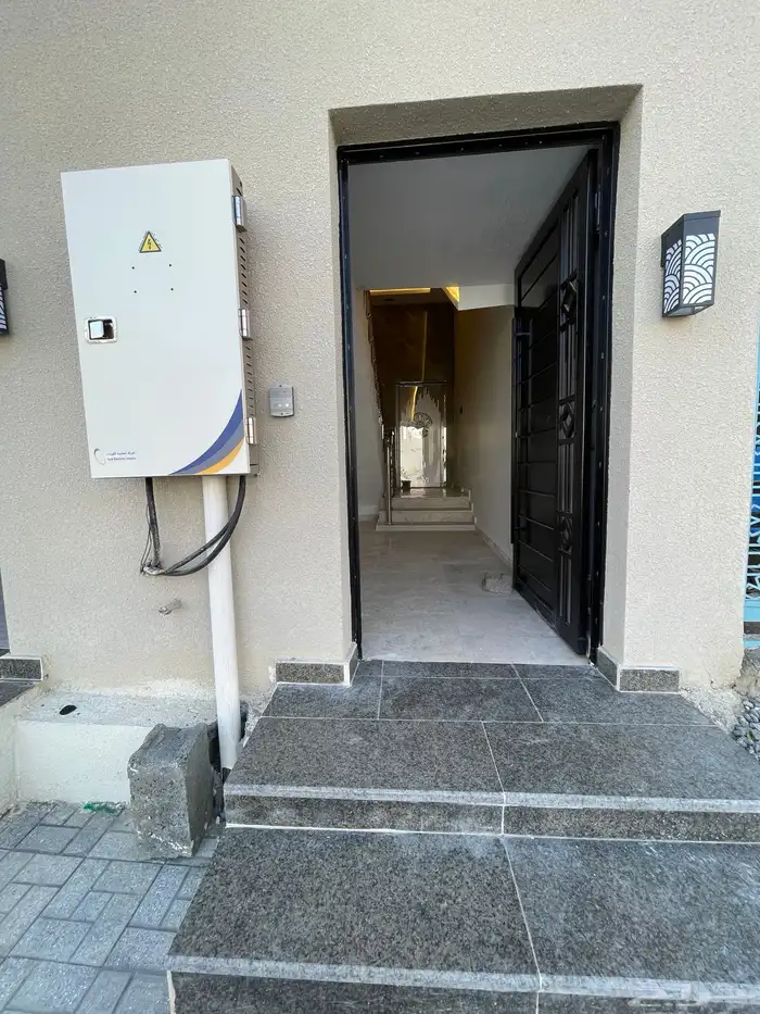 للبيع فيلا روف دور ثانى مع ملحق بدرج خارجى قرب نادى ضمك 3