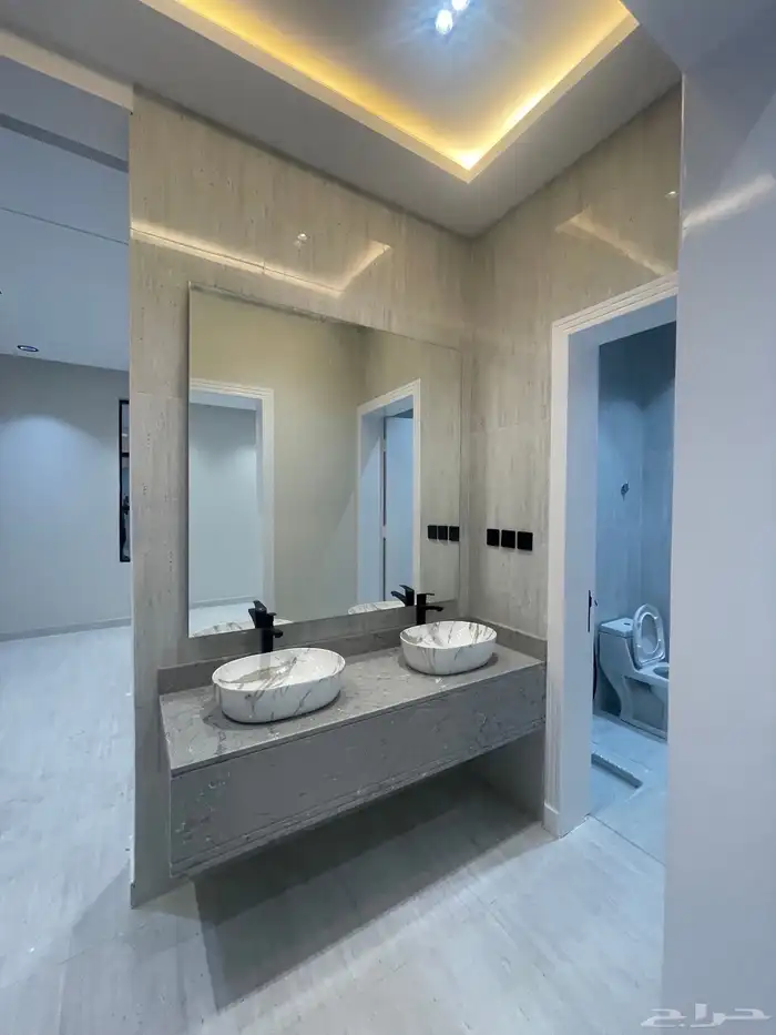 للبيع شقه روف دور ثاني وملحق كبير بالقرب من نادي ضمك 5