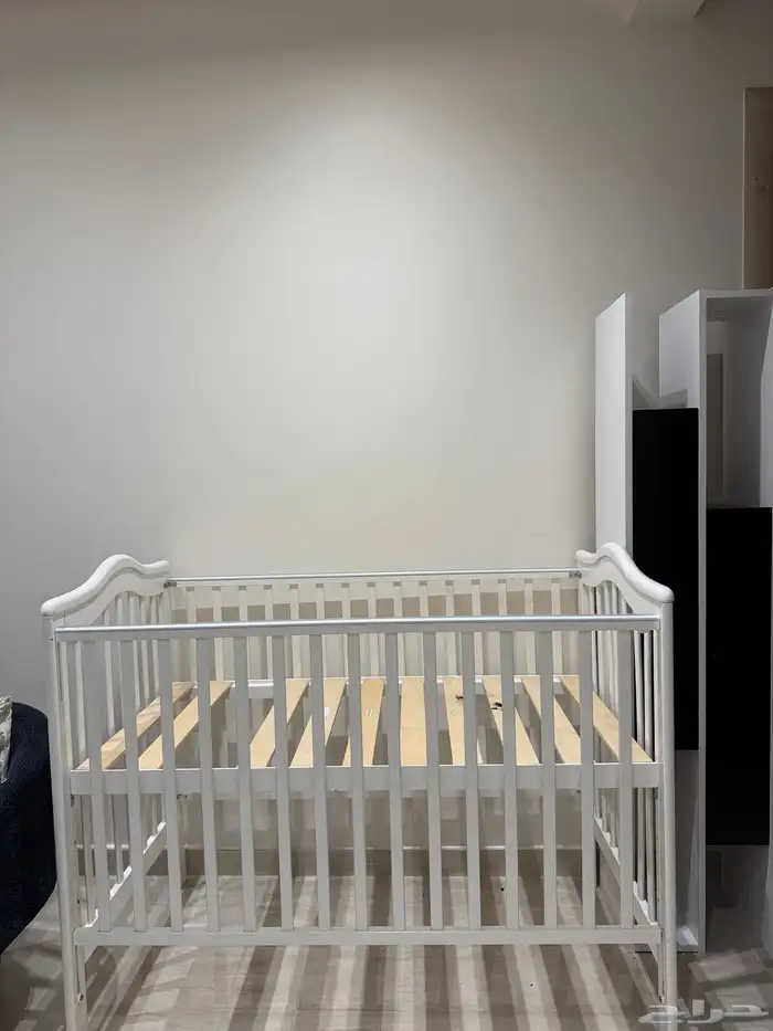 سرير اطفال وطاولة تلفزيون مستخدمه 0