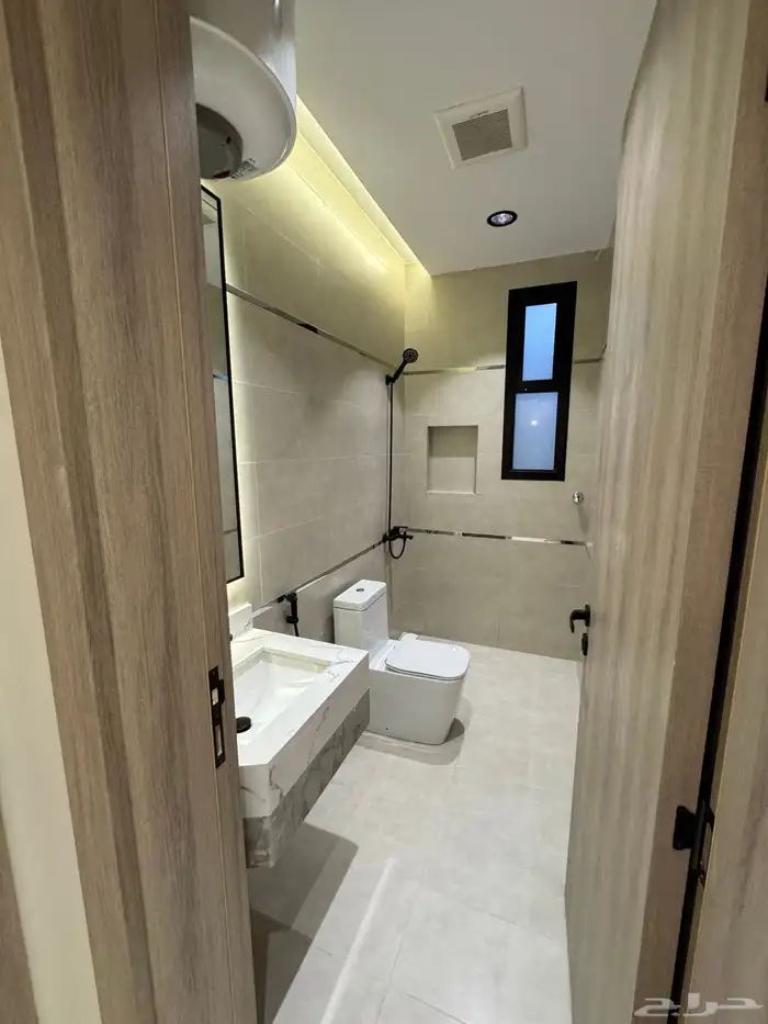 للبيع بأحد رفيده دور تمليك أرضي 6 غرف بمدخل سياره تشطيب vip 16