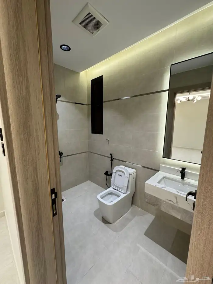 للبيع بأحد رفيده دور تمليك أرضي 6 غرف بمدخل سياره تشطيب vip 18