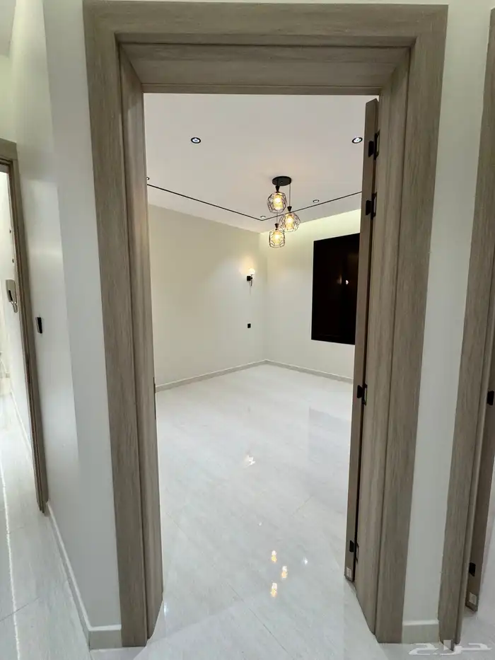 للبيع بأحد رفيده دور تمليك أرضي 6 غرف بمدخل سياره تشطيب vip 19