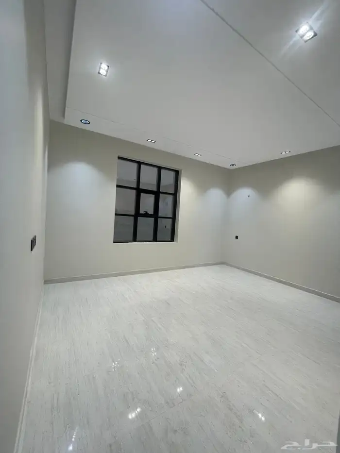 للبيع شقه روف دور ثاني وملحق كبير بالقرب من نادي ضمك 2