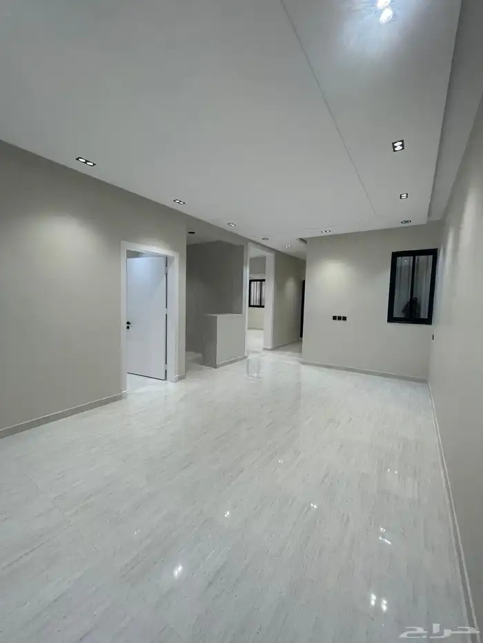 للبيع شقه روف دور ثاني وملحق كبير بالقرب من نادي ضمك 14