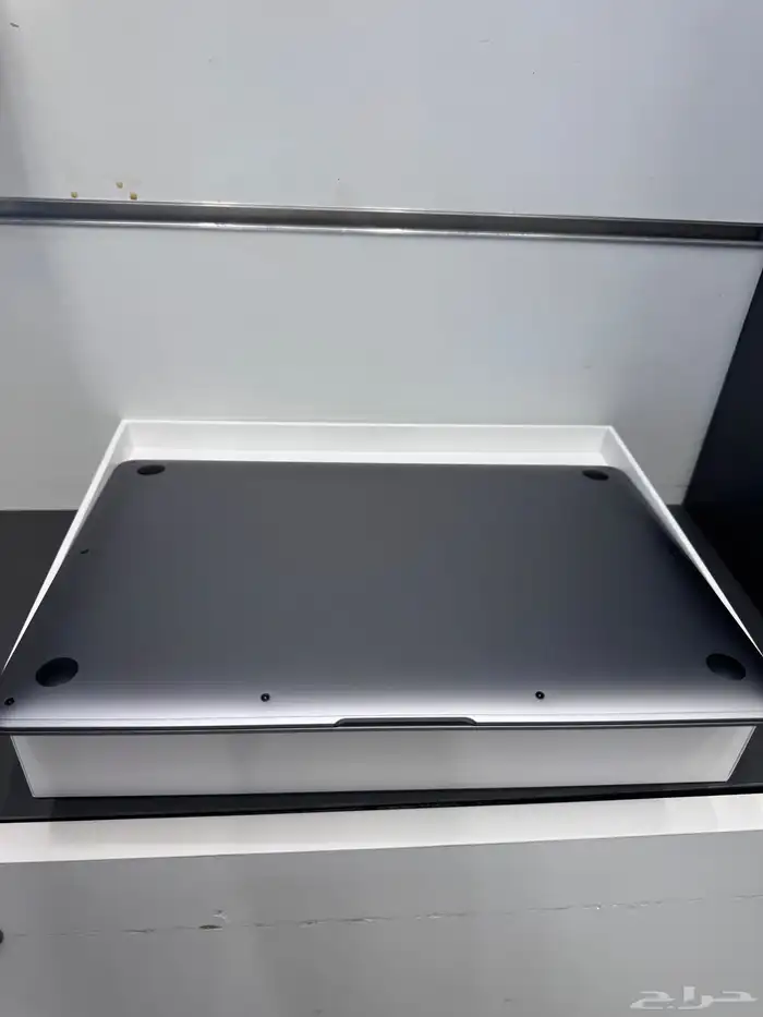 ماك بوك اير M1 سعة 256 رام 8 بطاريه 100 دورات الشحن 6 ب1550 11