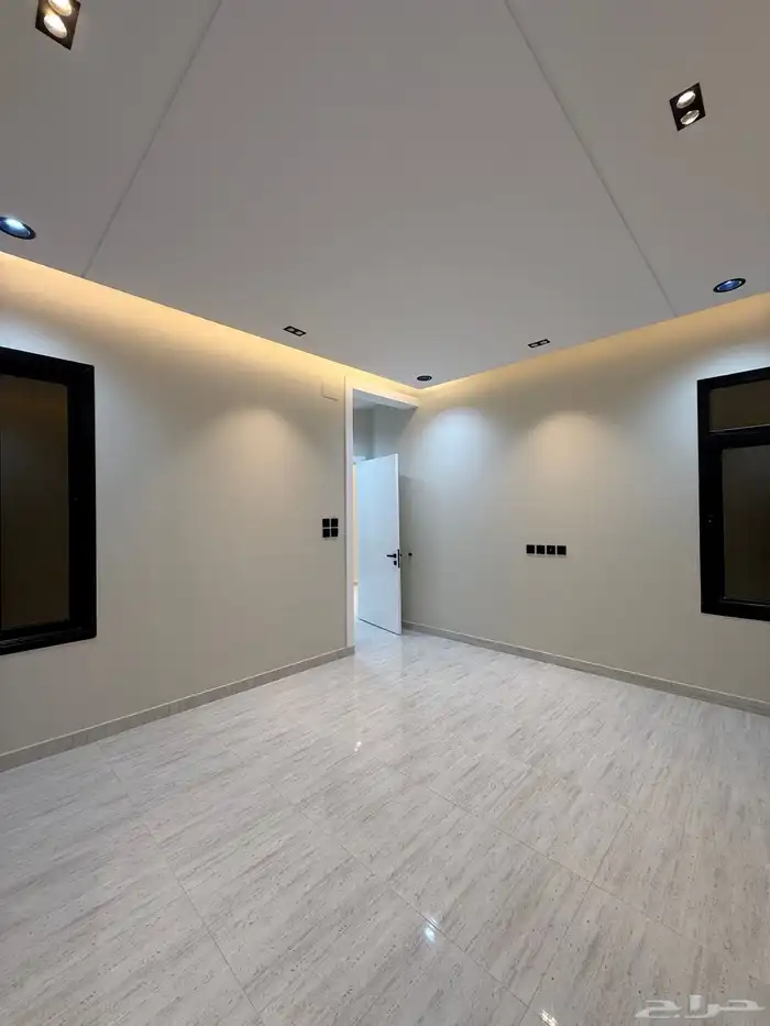 للبيع دور ثاني علوي بسطح خاص 6 غرف سعر 500 الف بحي الراقي 29