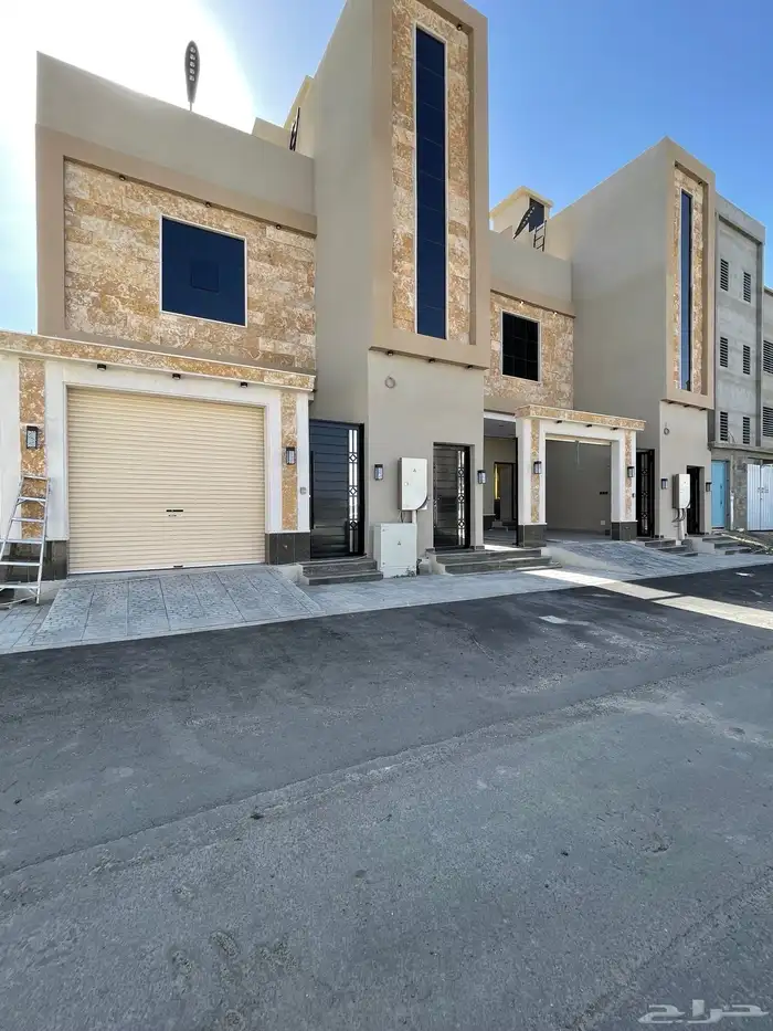 للبيع فيلا روف دور ثانى مع ملحق بدرج خارجى قرب نادى ضمك 0