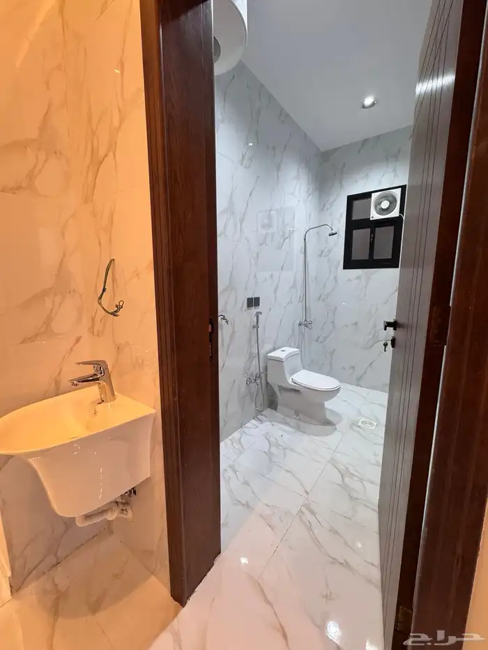 للبيع روف علوى بمدخل سياره مساحه كبيره بالخميس 25