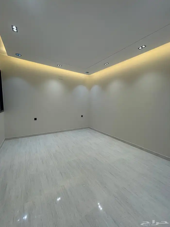 للبيع شقه روف دور ثاني وملحق كبير بالقرب من نادي ضمك 8