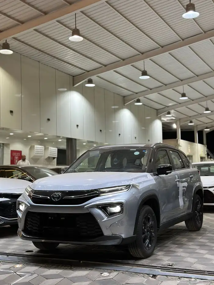 تويوتا اوربان كروزر GLX فل كامل موديل 2026 فضي سقف اسود 0