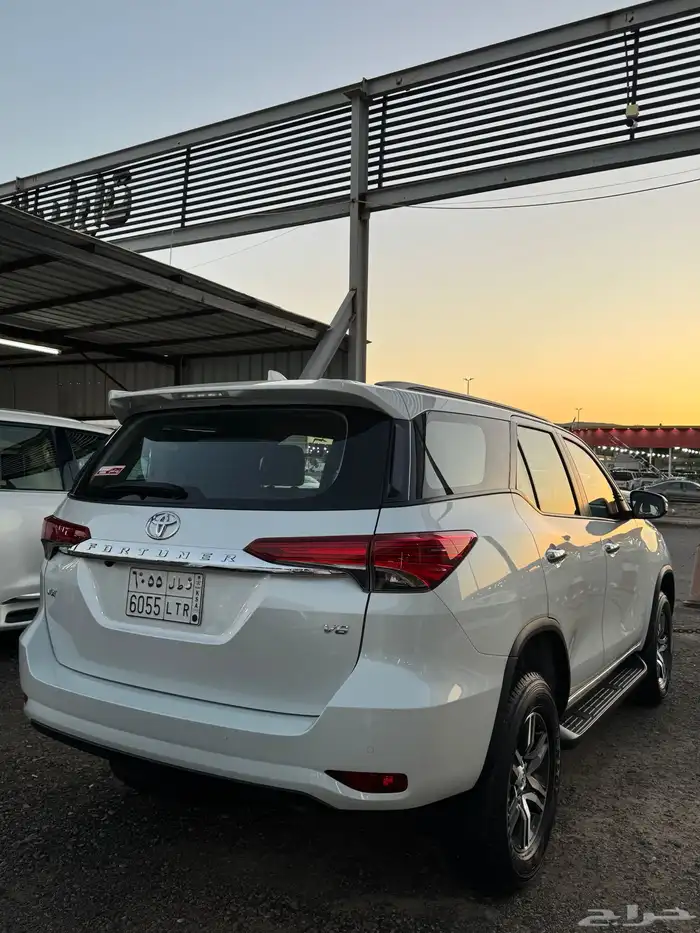 للبيع فورشنر 2023 سعودي 6 سرندل بحالة الوكالة 3