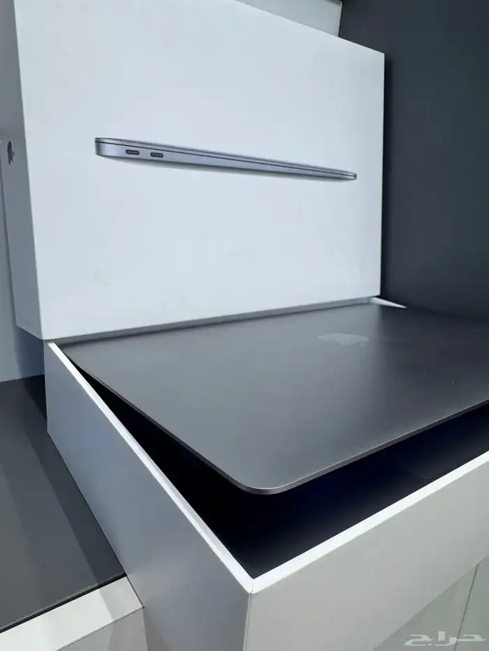 ماك بوك اير M1 سعة 256 رام 8 بطاريه 100 دورات الشحن 6 ب1550 5