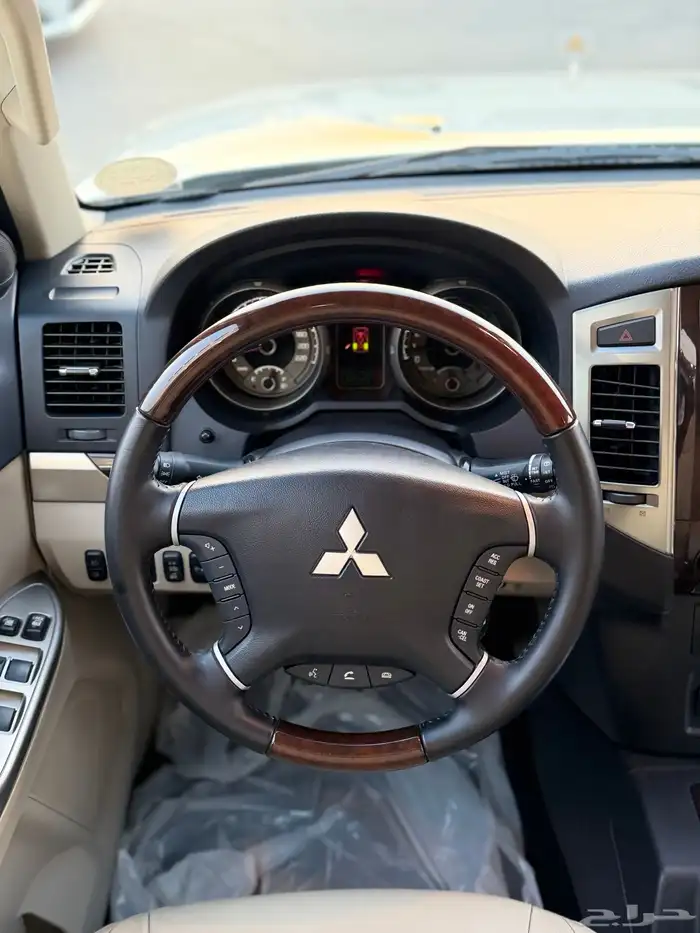 ميستوبيشي باجيرو 2020-فل كامل علامات ذهبيه عداد 35 الف فقط 20