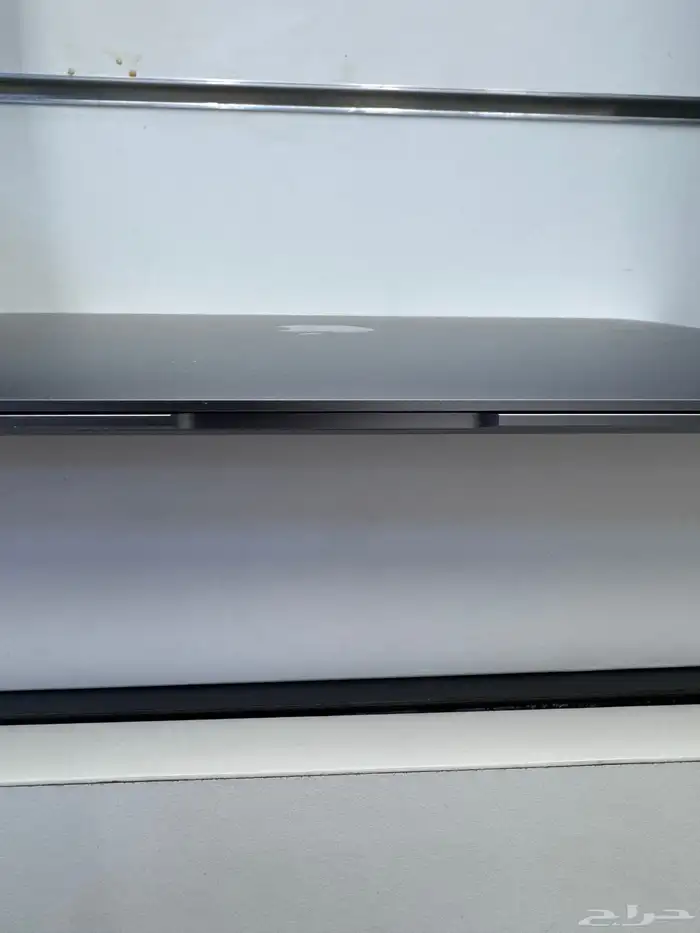 ماك بوك اير M1 سعة 256 رام 8 بطاريه 100 دورات الشحن 6 ب1550 9