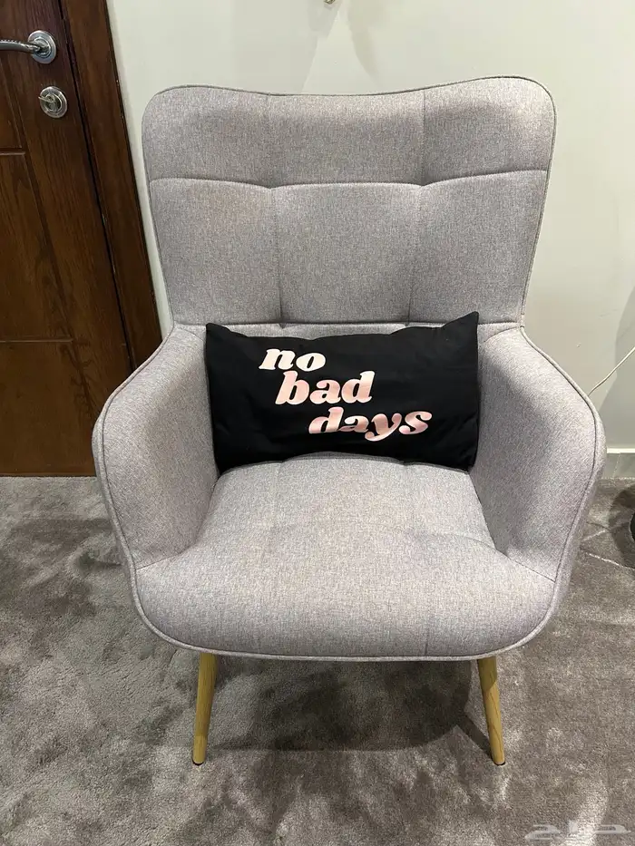 كرسي جانبي جديد مع مخدة للبيع المستعجل 0