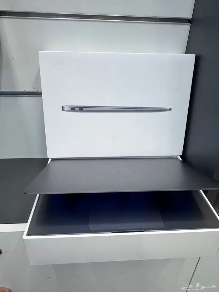 ماك بوك اير M1 سعة 256 رام 8 بطاريه 100 دورات الشحن 6 ب1550 4