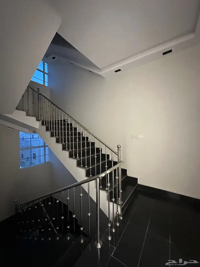 للبيع شقه علويه بموقع مميز قريب من مطار ابها 2