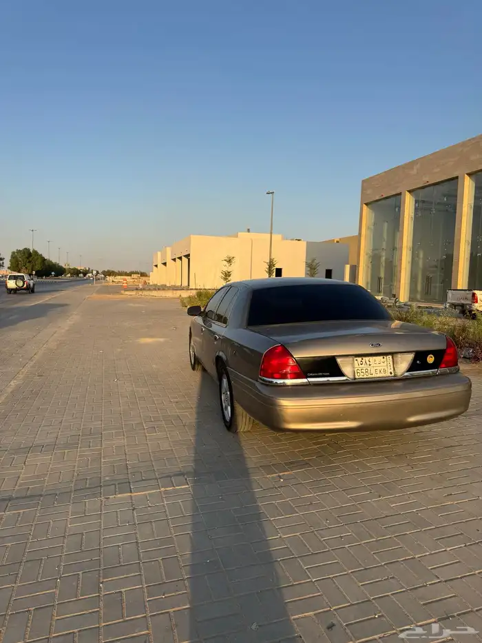 للبيع فورد فكتوريا 4