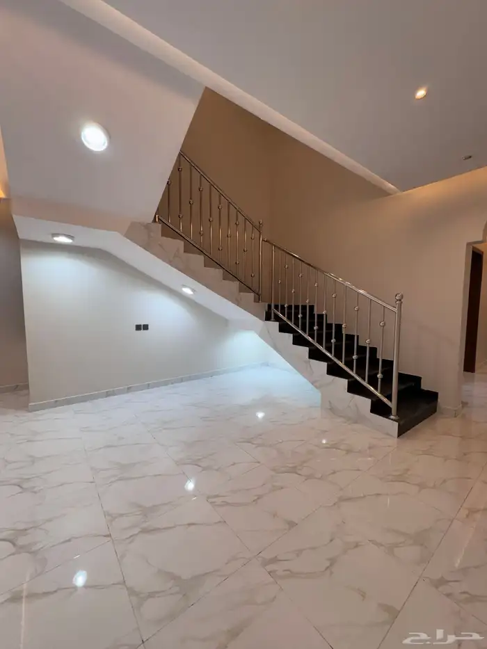 للبيع روف علوى بمدخل سياره مساحه كبيره بالخميس 10