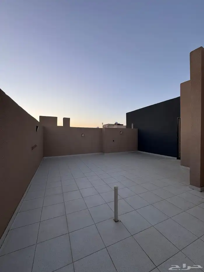 للبيع روف علوى بمدخل سياره مساحه كبيره بالخميس 27