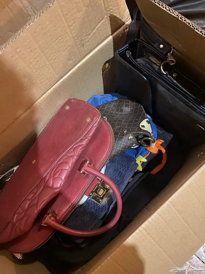 مكتب ب 400 قابل للتفاوض وشنط لوجه الله متوفر كل حاجه 0