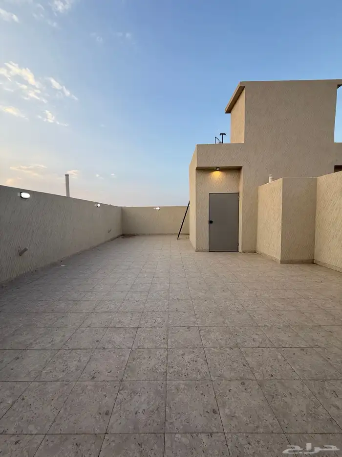 للبيع ارواف علويه وشقق ارضيه تشطيب فندقي ف احد رفيده 44