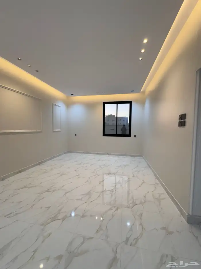 للبيع روف علوى بمدخل سياره مساحه كبيره بالخميس 7