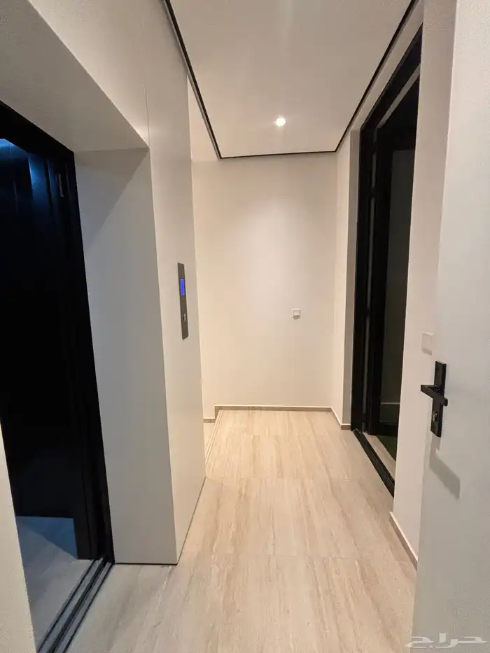 للبيع شقة بتصميم فاخر   مسبح   مصعد   موقف خاص 10