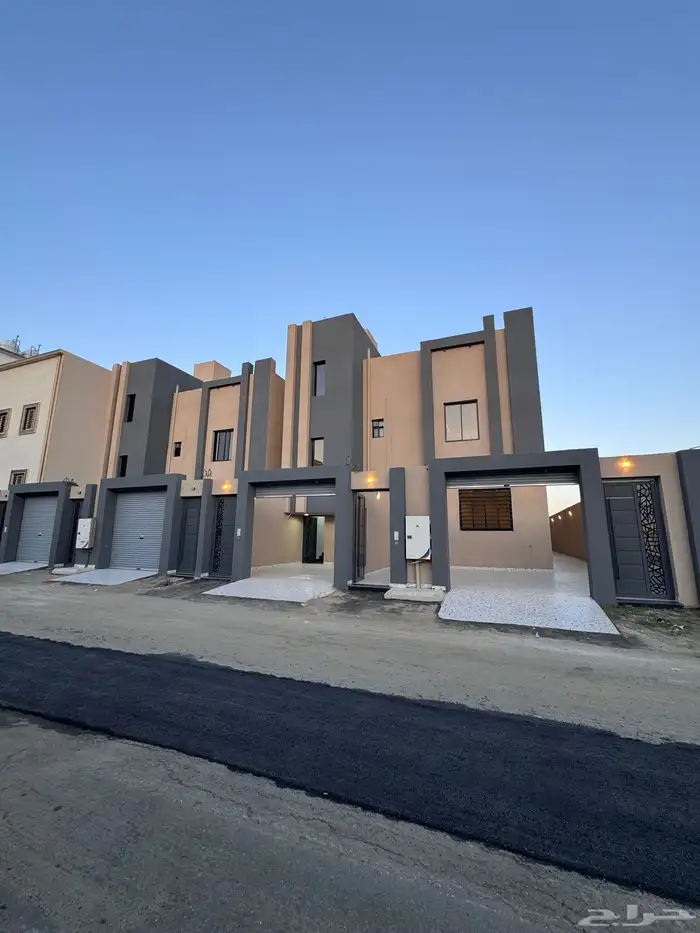 للبيع روف علوى بمدخل سياره مساحه كبيره بالخميس 1