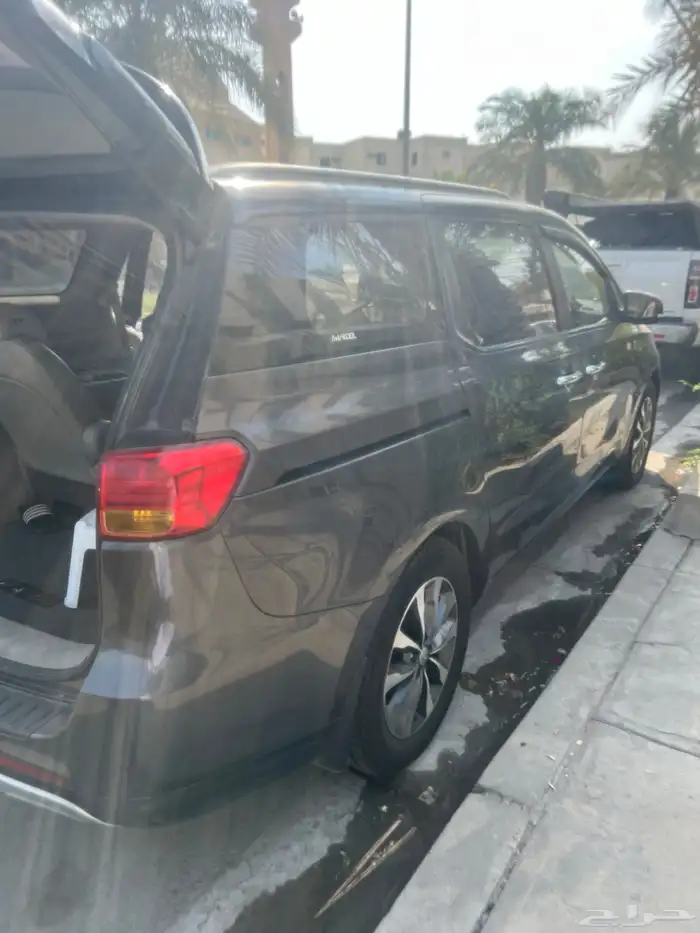 سياره للبيع كيا كرنفال ديزل 2