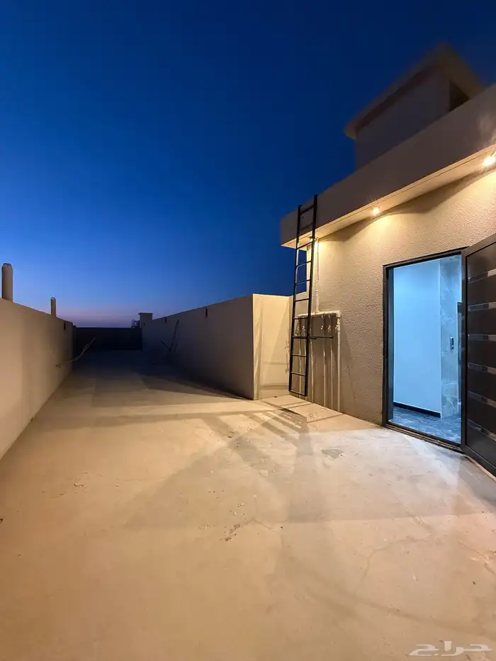 للبيع دور ثاني علوي بسطح خاص 6 غرف سعر 500 الف بحي الراقي 37