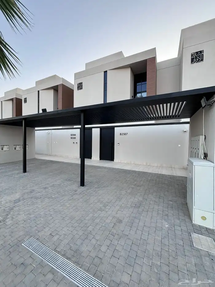 للبيع شقة بتصميم فاخر   مسبح   مصعد   موقف خاص 6