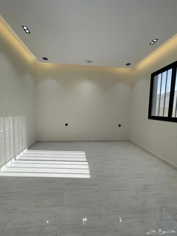 للبيع فيلا روف دور ثانى مع ملحق بدرج خارجى قرب نادى ضمك 25