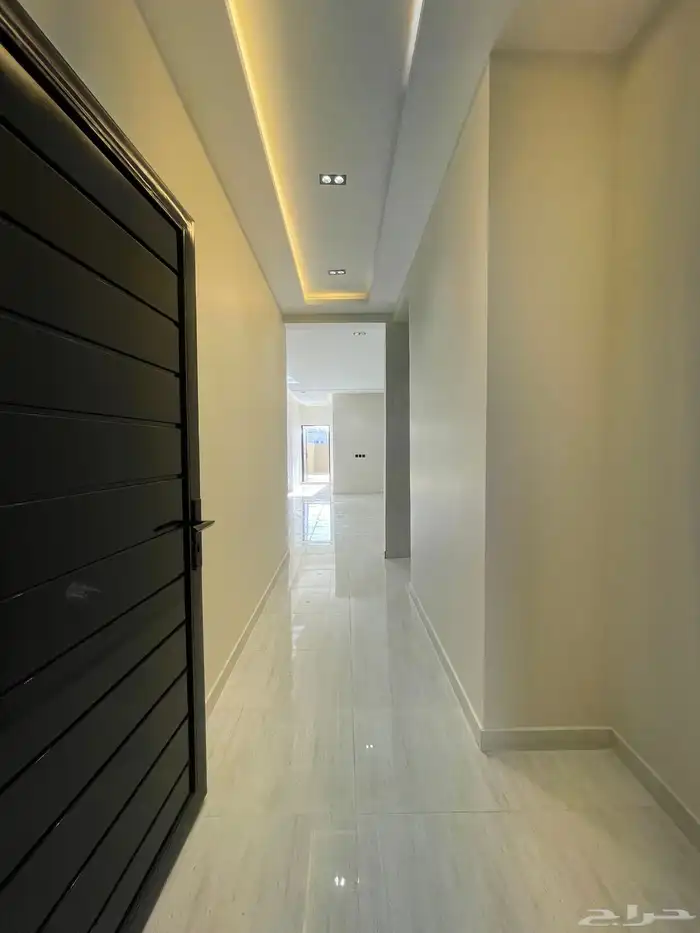 للبيع فيلا روف دور ثانى مع ملحق بدرج خارجى قرب نادى ضمك 22