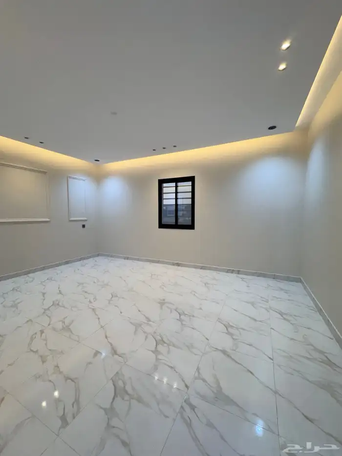 للبيع روف علوى بمدخل سياره مساحه كبيره بالخميس 12