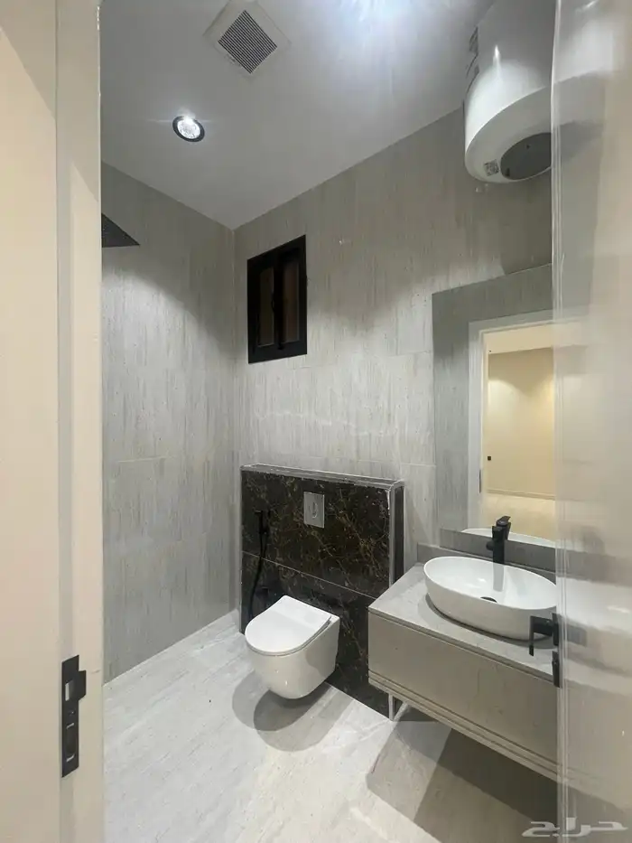 للبيع شقه روف دور ثاني وملحق كبير بالقرب من نادي ضمك 9