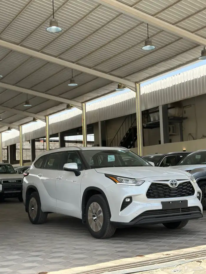 تويوتا هايلاندر GLE نص فل الوان ابيض موديل 2025 4