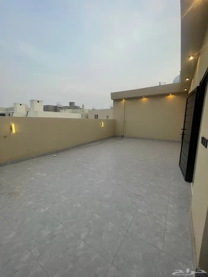 للبيع شقه روف دور ثاني وملحق كبير بالقرب من نادي ضمك 13