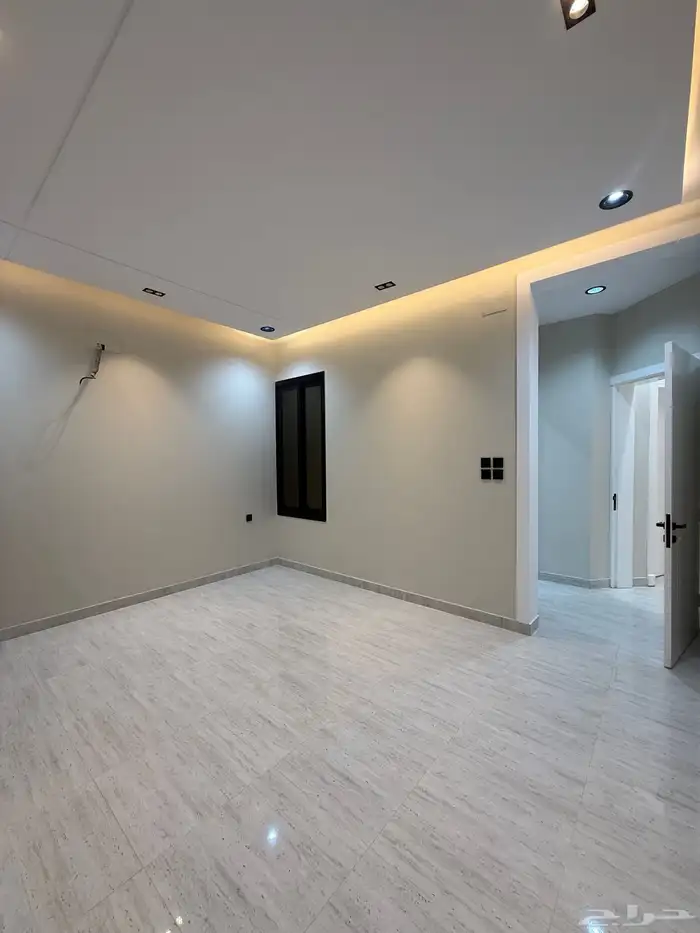 للبيع دور ثاني علوي بسطح خاص 6 غرف سعر 500 الف بحي الراقي 28