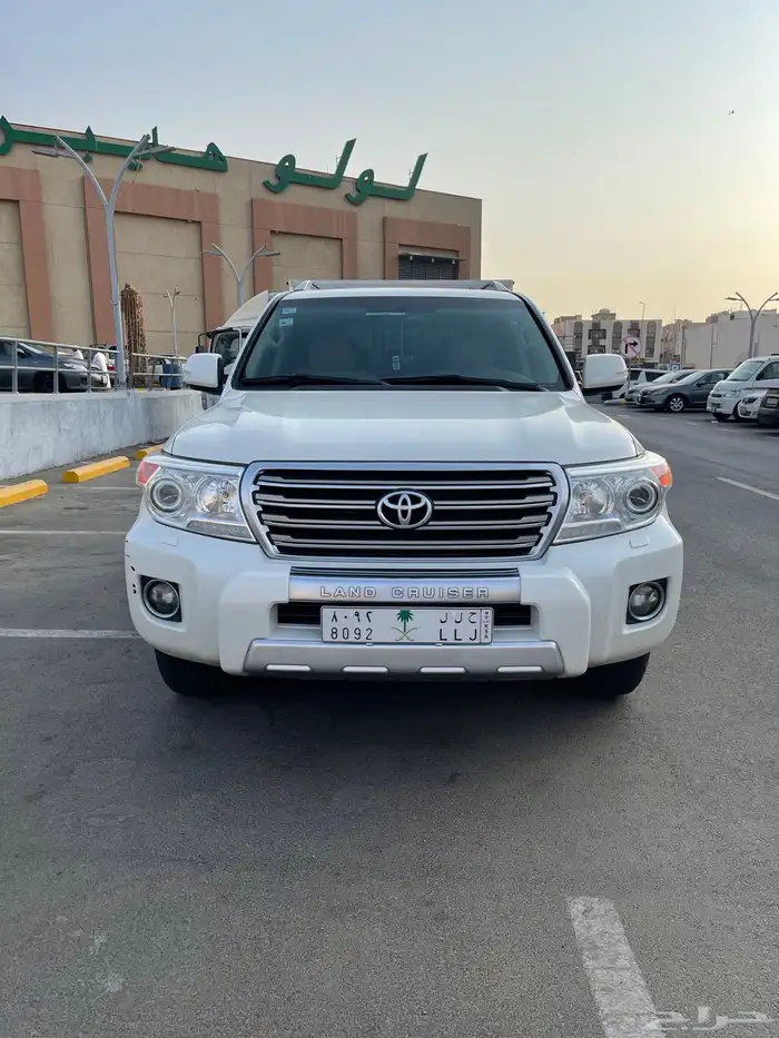 تويوتا لاندكروزر 2015 GXR V8 نسخة 60 عام ممشى قليل 1