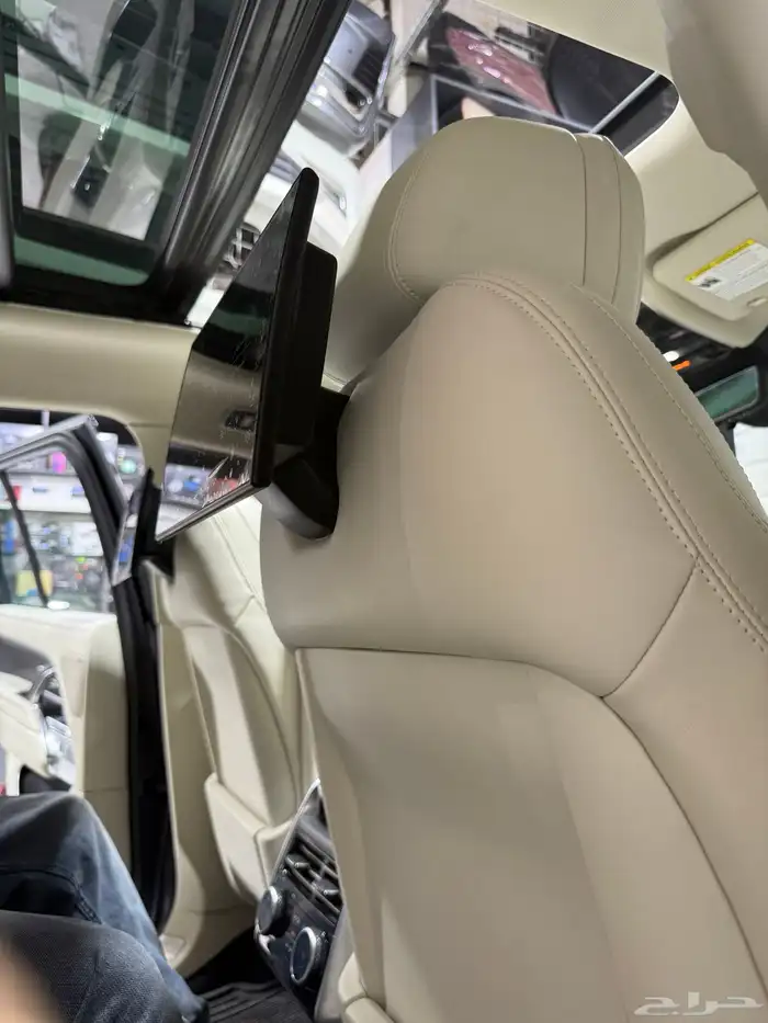 شاشات مراتب خلفية رنج روفر 2024 إلى 2025 نفس شكل الوكا 5