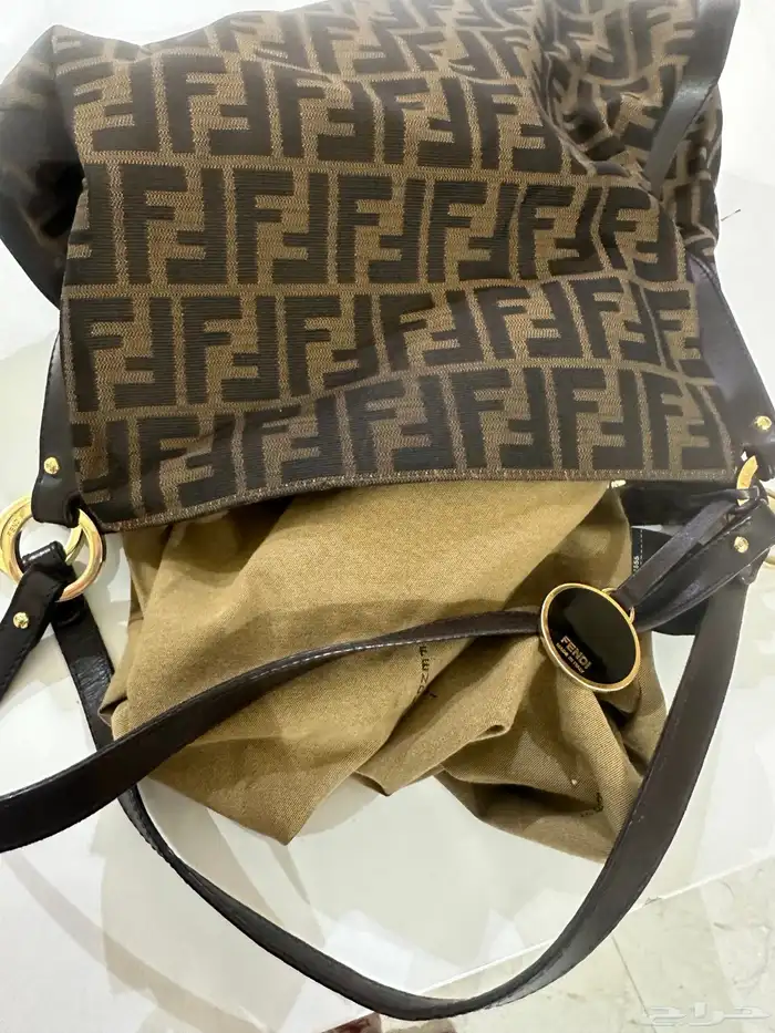 شنطه ماركه فندي اصليه حالتها ممتازه للبيع 5