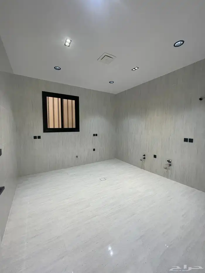 للبيع شقه روف دور ثاني وملحق كبير بالقرب من نادي ضمك 6